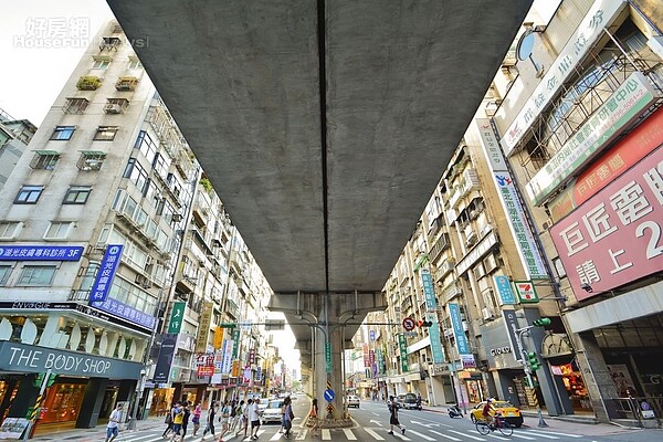 捷運文湖線周圍的捷運宅,拍攝於內湖區成功路五段。(好房網News記者陳韋帆/攝影)