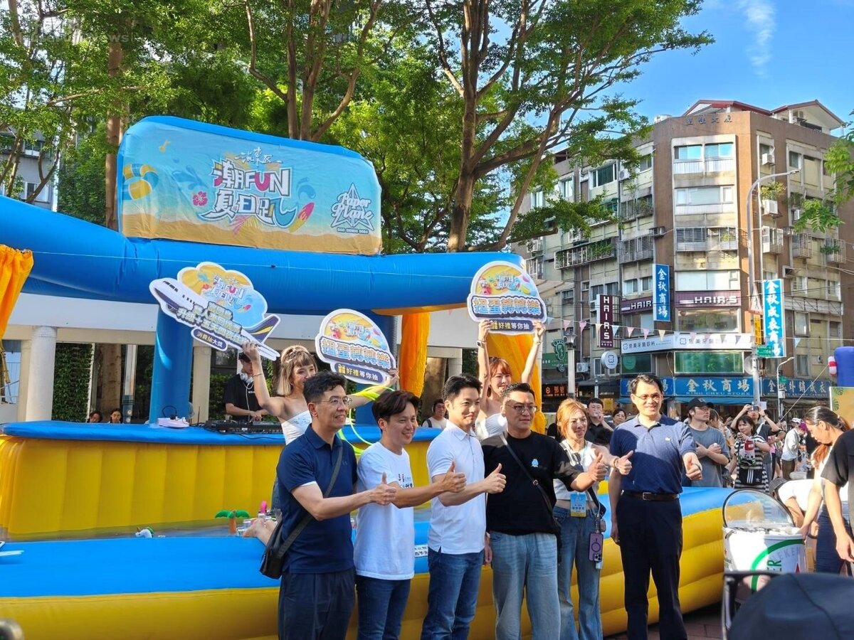 台北市長蔣萬安與東區商圈發展協會眾人於水吧前合照。圖/好房網News記者王震濂 拍攝