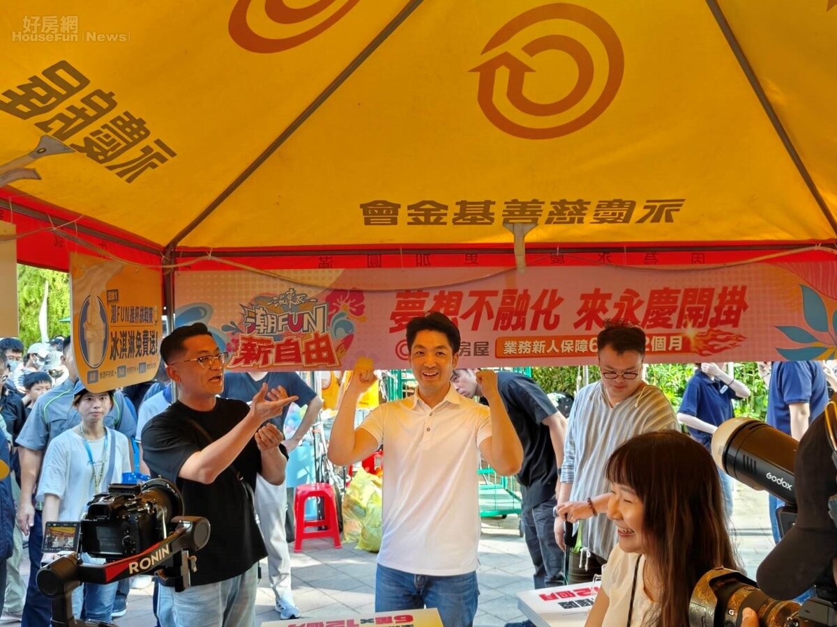 台北市長蔣萬安親自體驗永慶房屋攤位活動,充滿夏日消暑氛圍的「潮FUN推杯挑戰賽」遊戲。圖/好房網News記者王震濂 拍攝