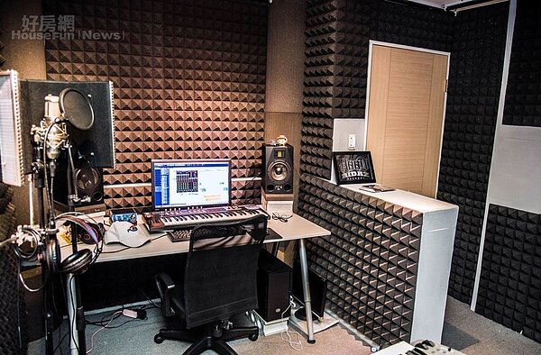2.Jalen表示當初為了找點，幾乎整個新北市都走遍了，目前位於秀朗路二段上的Hood Ridaz Records音樂工作室為兩房一廳格局，總共為18坪、租金約12,000。
