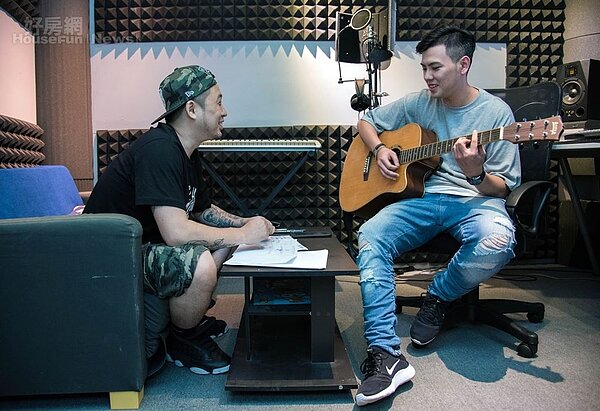 1.「Hood Ridaz Records」由資深饒舌歌手渡邊（左）成立，旗下饒舌歌手兼製作人Jalen（右），最近也將發行個人單曲。

