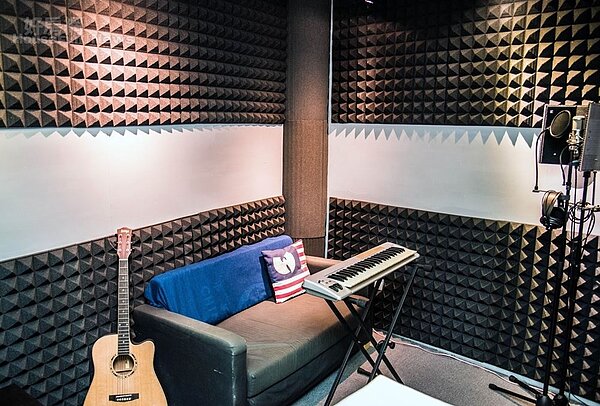 
3.渡邊表示目前幾乎把錢全花在錄音室，包括石膏板、吸音棉、防火材、玻璃纖維…等隔音材料總共花費快十萬。