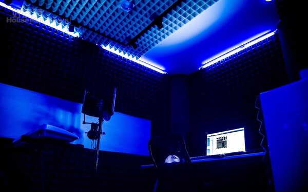 
4.錄音室有個超酷的「飛航模式」設計，是渡邊特地請認識的木工師傅，在錄音室裝進經常能在夜店見到的紫光燈。