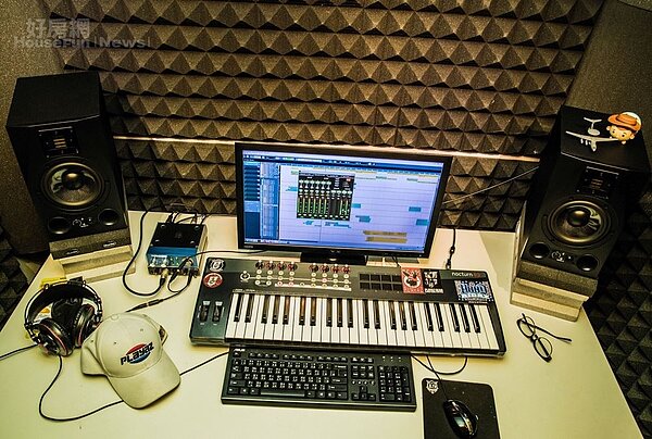 6.錄音室裡可見各式專業錄音器材與樂器。
