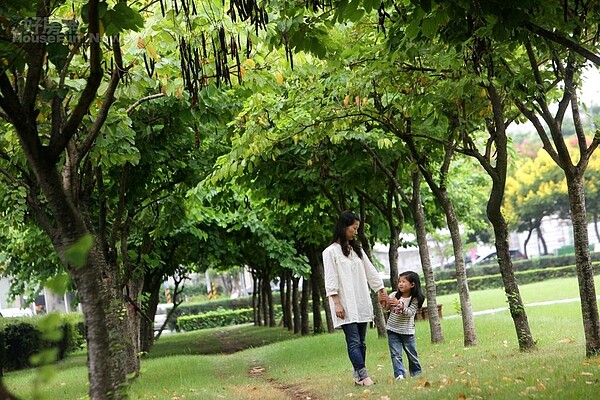 台灣人晚婚、晚生,讓人口紅利成為房市隱憂。(好房網資料中心)