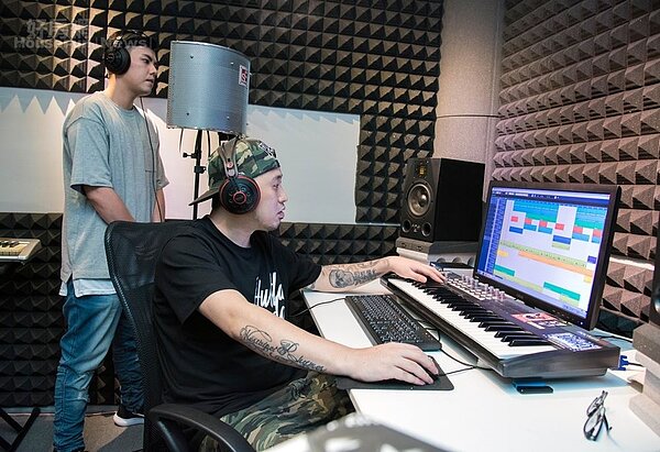 8.即將發片的Jalen（左），最近常和渡邊（右）在錄音室趕工，採訪當日結束已近凌晨，兩人仍堅持繼續錄音，讓人見識到音樂的熱忱。
