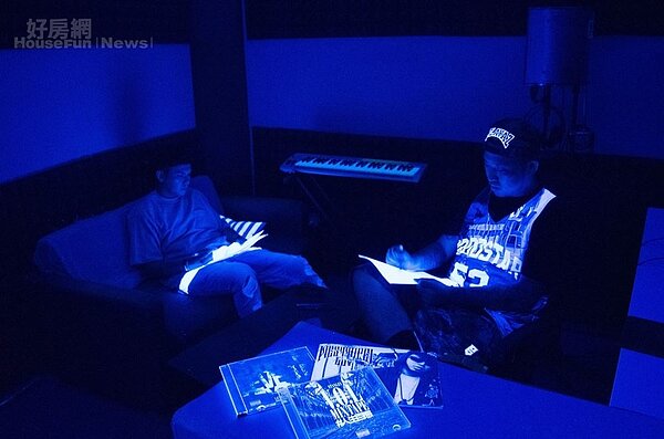 5.當燈全關掉時，所有白色物件會發出綠光，營造出酷炫的視覺氛圍，當錄製High歌時心情也較能放鬆。