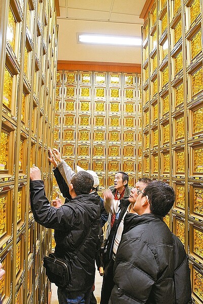 傳統文化重視「養生送死」,如選購圖中豪華靈骨塔作為親人最終之所。但日本作家島田提倡「不留骨灰、不需墓地與祭拜」的「零死」新觀點。 本報資料照片