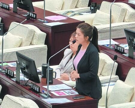 
台北市中正區黎明里長鄭燕宗民國110年提出打通台北地下街構想，盼增設站前地下街至館前商圈的連通動線，議員洪婉臻（右）盼市府加速辦理。（本報資料照片）
