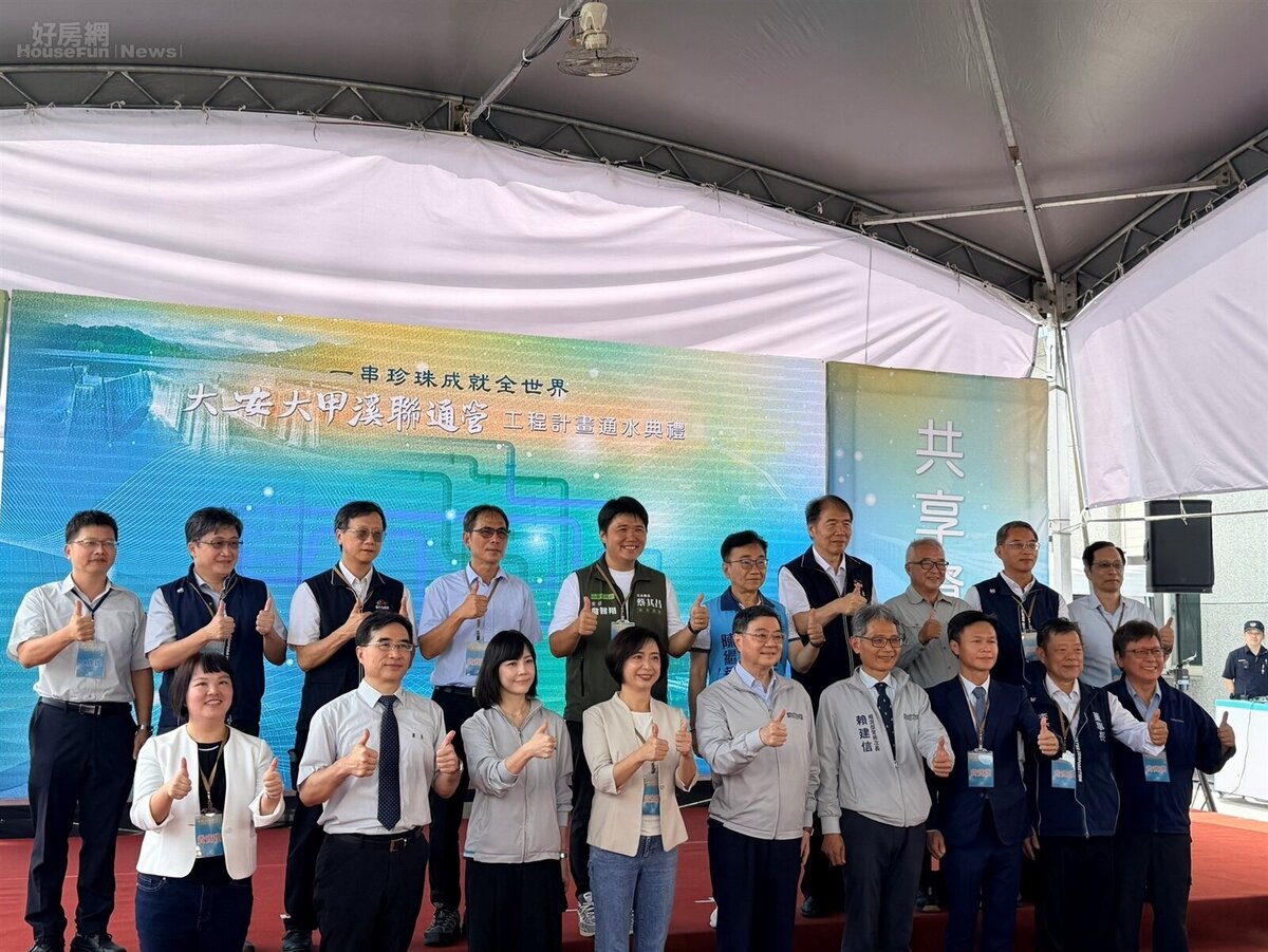大安大甲溪聯通管通水典禮,行政院卓榮泰院長主持通水儀式,並與與施工人員合影。圖/經濟部水利署