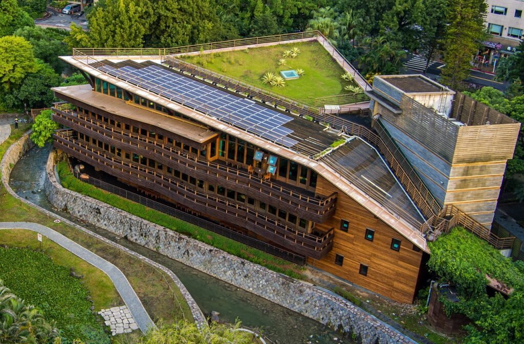 知名綠建築北投圖書館，光電及綠植於屋頂並存。圖／台北旅遊網