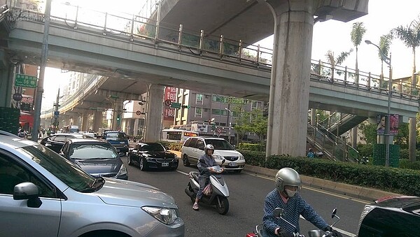 市府站-內科小黃共乘今上路。(好房網News記者賈蓉/攝影)