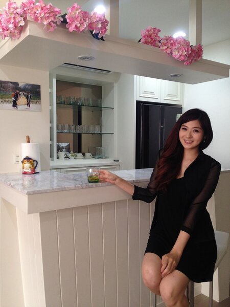 5.朱芳君鍾愛的吧台區，自己設計，後面的有酒櫃和冰箱。
