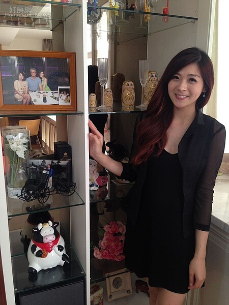 6.朱芳君和父母感情好,櫃子裡有全家福合照和父母旅遊買回來的紀念品。