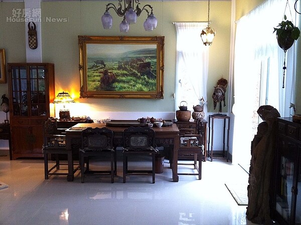 3. 葉繁榮的工作室有張中式長桌可泡茶、畫草稿。