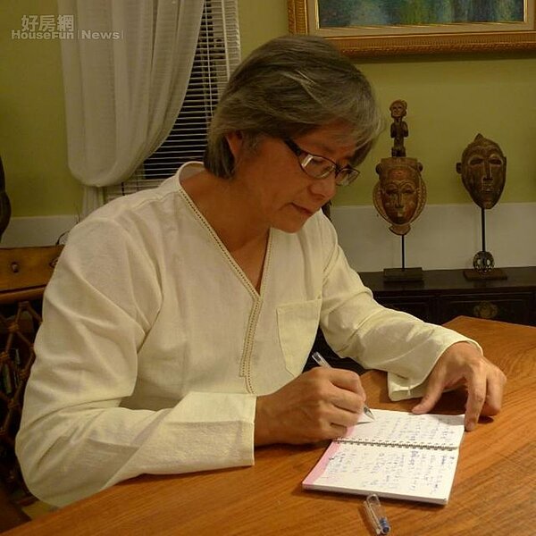 1. 畫家葉繁榮除了作畫,也喜歡寫詩。