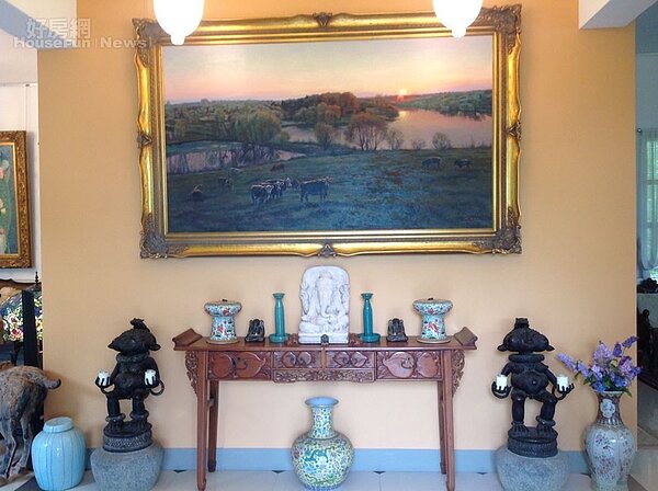 4. 淺暖色牆面適合懸掛葉繁榮的大幅畫作。