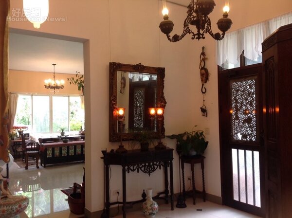 9.	大門是兩片窗花片製成的古典家具。