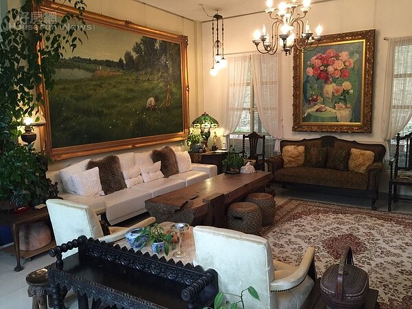 8. 夫妻兩人不同風格的畫作協調並懸。