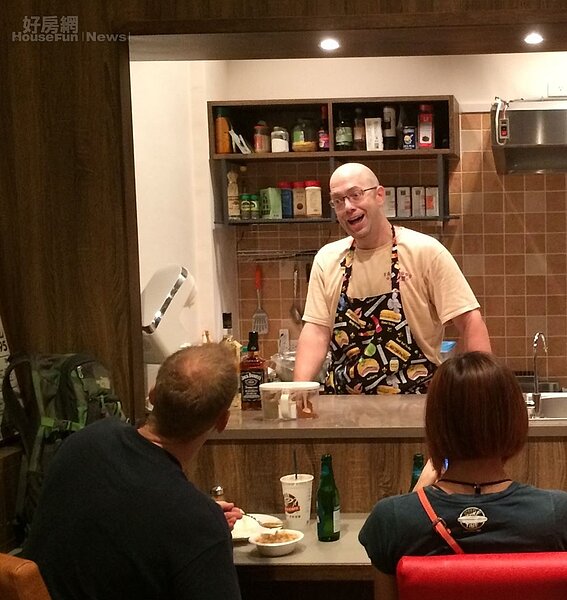 8.開放式廚房讓NICK可以與客人互動。