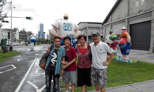 1. 何長發(發哥)一家四口感情深厚,圖為在高雄駁二特區合影。