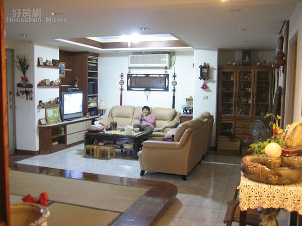 5. 為了圓發嫂孝心,七年前在高雄買下河堤公園附近的家居。