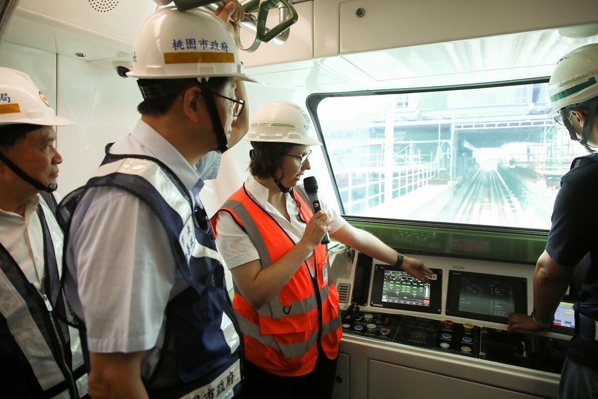 張善政率團親自搭乘綠線列車由G11藝文特區站以無人自駕模式行駛至G15水尾站。圖／桃園市捷工局提供