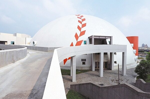 台中洲際棒球場的「迷你蛋」，棒球騎縫線造型搶眼，市長林佳龍很滿意。 記者喻文玟／攝影