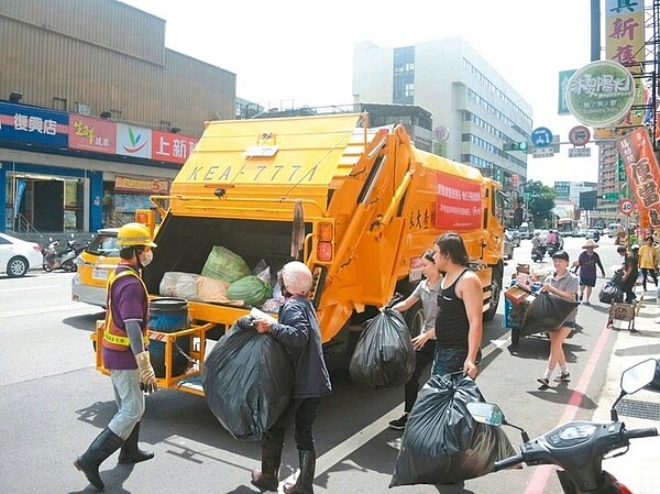 桃園市（復興區除外）明天起實施周收垃圾5日，今後每周三、周日不收垃圾、廚餘，其他時間清潔車隨車收廚餘。 記者曾增勳／攝影