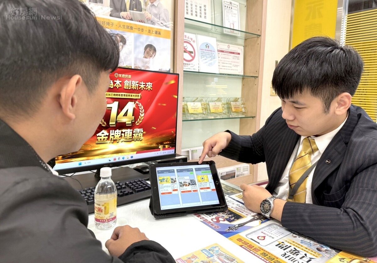 永慶房屋宋家豪(右)表示，永慶AI特助提供24小時全天候服務，即使人在國外，也能隨時掌握市場動態。圖／永慶房產集團提供
