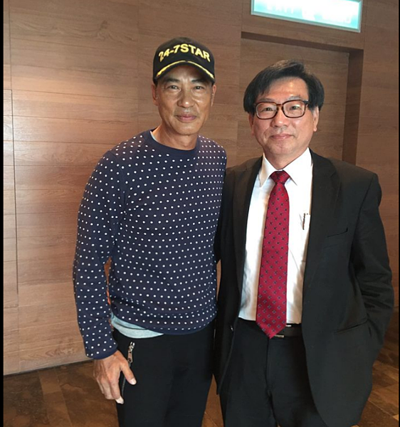 任達華積極好學,讓財經專家黃欽勇都讚嘆。(圖/擷取自黃欽勇臉書)
