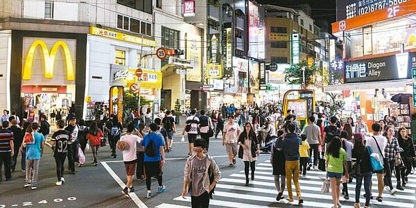 全台夜市中的「透天店王」,在逢甲夜市地標麥當勞旁,每坪有513萬元身價。 本報資料照片