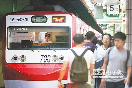 台鐵火車駕駛員聯誼會表示將會發起連署,自9月6日起依法休假不加班,圖為台鐵駕駛員將列車駛入車站。(趙雙傑攝)