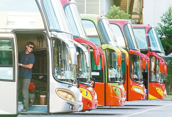 「七休一」延至十月上路,勞動部會再研議裁量基準,但客運業者盼納入適用四周變形工時,才能「一勞永逸」。 記者胡經周/攝影