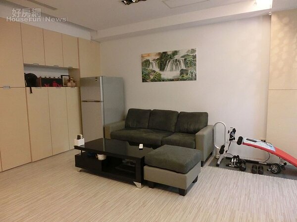 3. 網路紅人潔哥的小窩走木製家具風,搭配白色牆壁簡單潔淨。