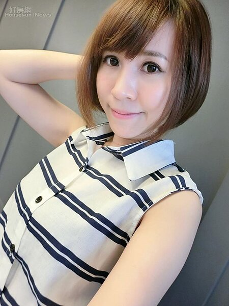 1. 潔哥是網路上知名正妹,粉絲專頁擁有超過32萬人點讚,不僅是網紅,平常也主持網路節目。