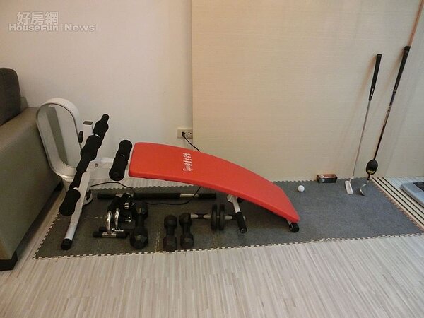 4. 潔哥家整潔收納,客廳還有空間可以放置運動器材!