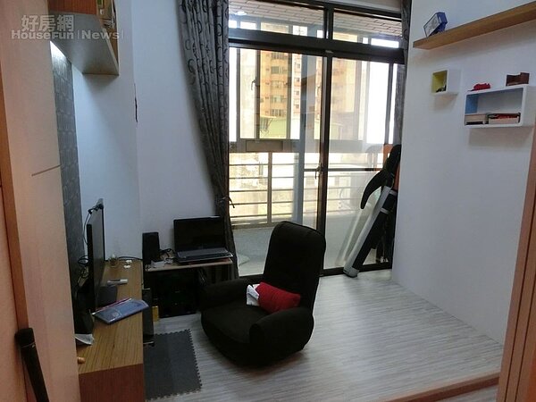 5. 客廳旁的和式房,潔哥當作書房,書房外還有個小陽台,另有一番天地!