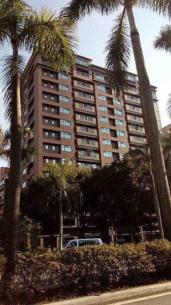 3.「仁愛麗景」面對千坪國父紀念館。