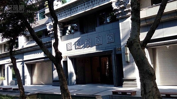 4.「仁愛麗景」大門口腹地不大,低調但不失豪宅氣派。