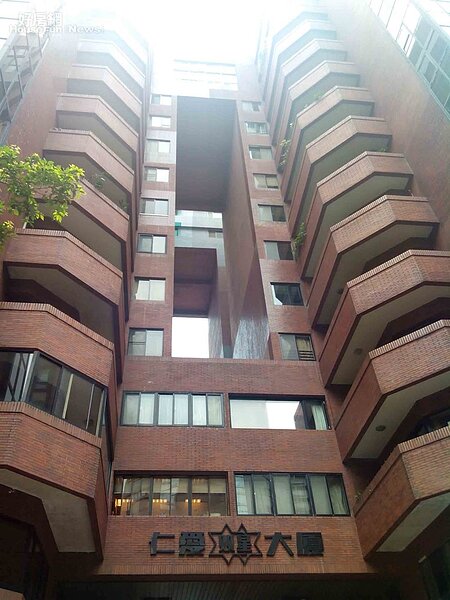 8.「仁愛雙星」是仁愛路四段的老字號大樓。
。