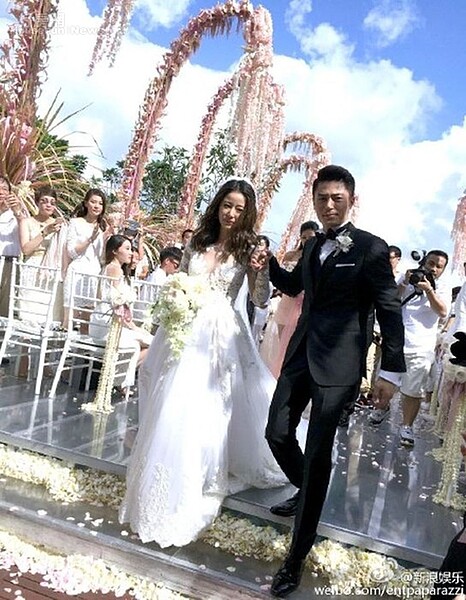 2.霍建華與林心如7月底在峇里島舉行令人艷羨的世紀婚禮。（翻攝自新浪娛樂微博）
