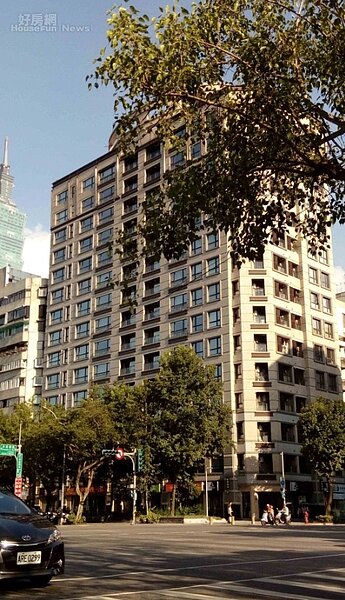 6.「仁愛尚華」外觀新穎氣派。