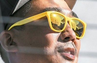 高溫下工作易造成老花度數暴增,醫師建議在戶外應戴墨鏡預防。 記者楊萬雲/攝影