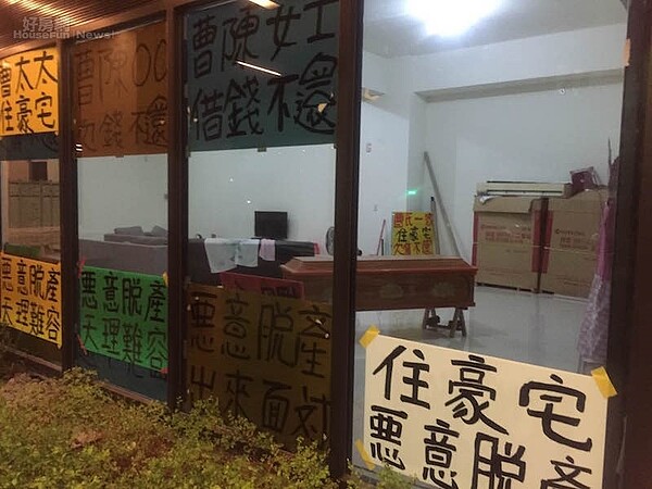 內湖民權東路六段、成功路二段「國賓官邸」被放置棺材。（好房網News記者蔡佩蓉攝影）