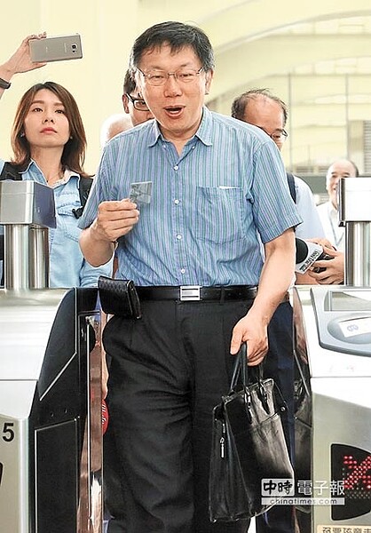 台北市長柯文哲特地一早搭乘捷運體驗。(趙雙傑攝)