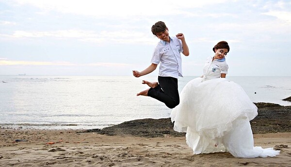 蔡阿嘎日前宣布，將和初戀情人「二伯」在年底結婚。（翻攝自蔡阿嘎粉絲團）