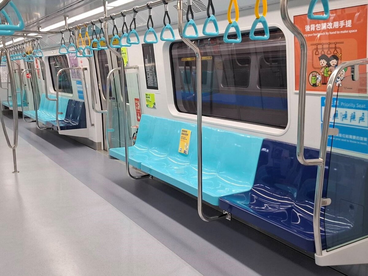 新車廂將配一字型座椅與一片式全景車窗。圖／北捷提供