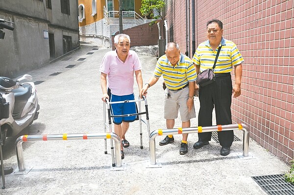 光華大廈社區設置路阻不讓機車進出,附近居民抗議,認為影響身障人士、行動不便老人進出。 記者游明煌/攝影