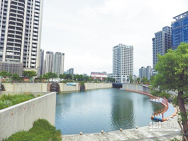 中港大排完成整治後,流經新莊一帶水質變得清澈,副都心段更規畫有凹灣碼頭、划船河道。(陳心瑜攝)